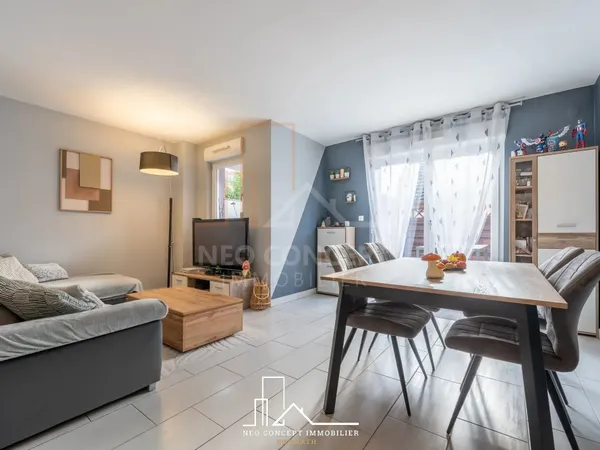 Maison en triplex de type bi famille avec jardin et garage