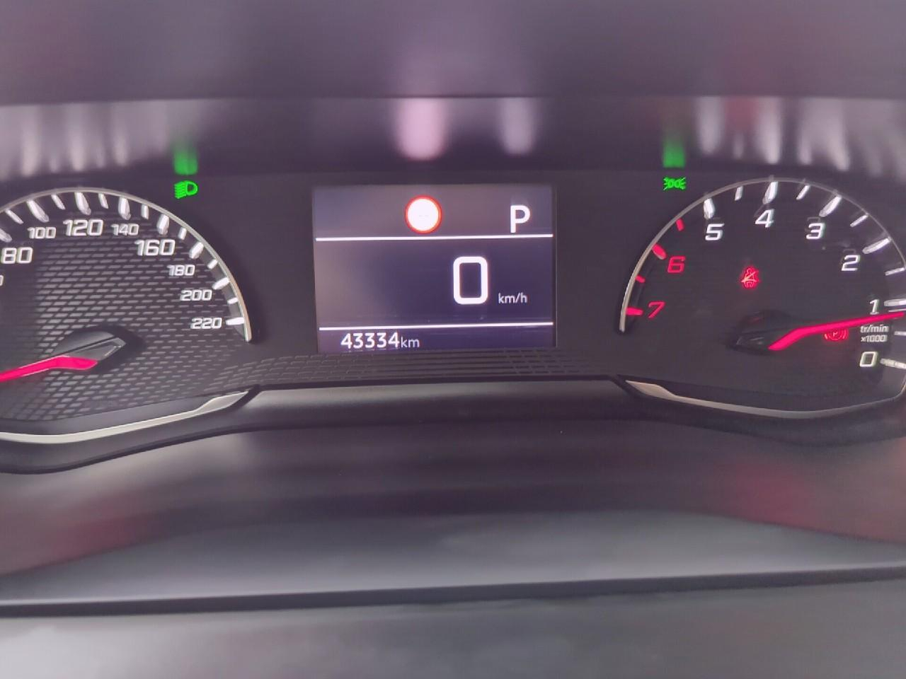 Peugeot 2008 puretech 130 s&s eat8 allure — photo 24