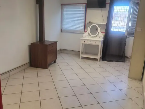 Vend local professionel de 100m2 au sol 100m2 a l'etage