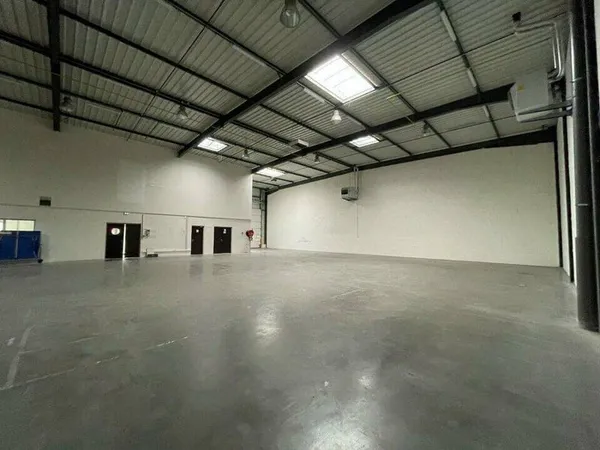 Local d'activité 2 pièces 493 m²