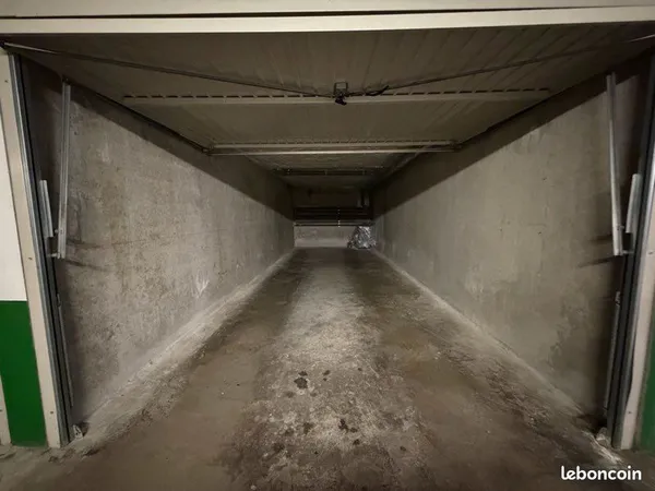 Grand garage double fermé et sécurisé