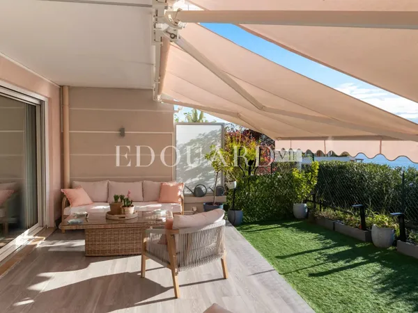 Magnifique trois pièces entièrement rénové avec terrasse, jardin et vue mer