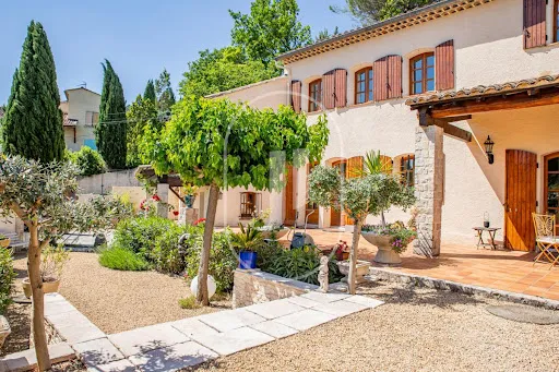 Maison 7 pièces 243 m²