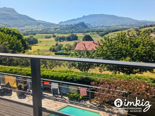 Maison familiale avec piscine et vue d'exception