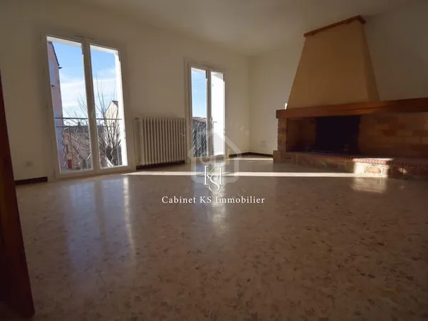 SEILLONS Appartement T4 avec cour