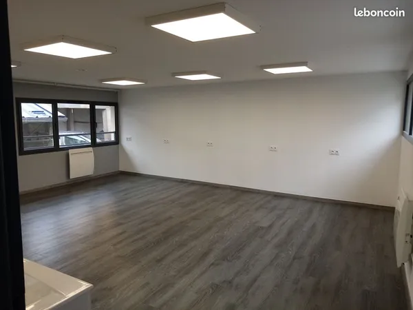 LOCAL BUREAU 36 m² A LOUER