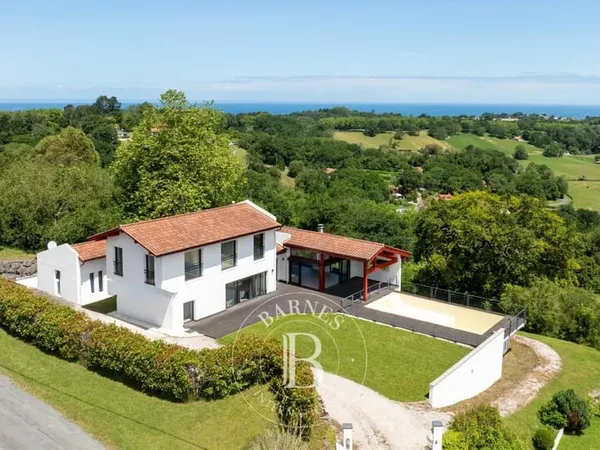 URRUGNE, MAISON CONTEMPORAINE AVEC VUE MER ET MONTAGNE