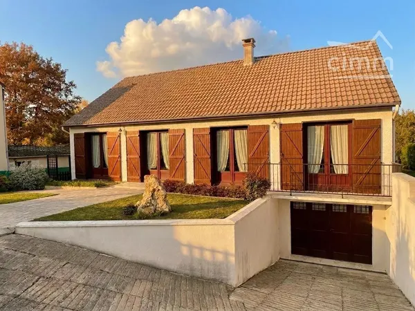 Emplacement privilégié pour cette maison de plain-pied avec jardin et sous-sol total