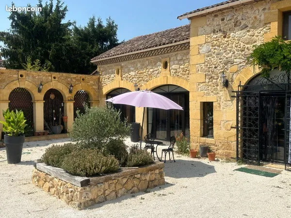 Périgourdine de 110m2 en meublé avec piscine privée - 1 chambre - au milieu de pré et de bois 15ha -