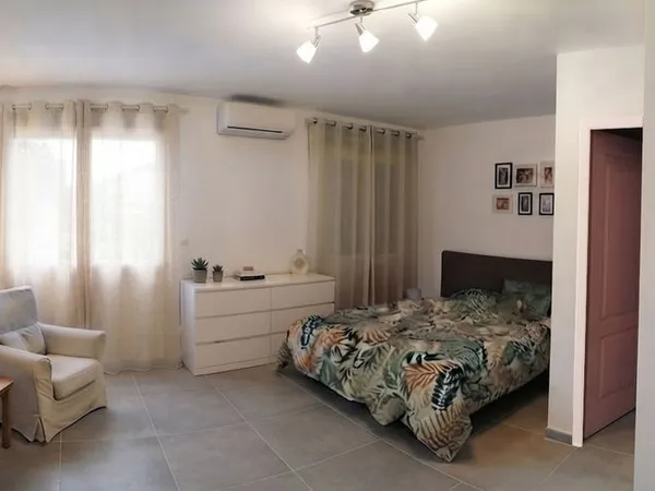Maison Californienne mitoyenne d'un côté en duplex de 112m² incluant son local de stockage adjacent 