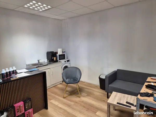 Local d’activité et entrepôt Location Saint-Vit 68m² 500€