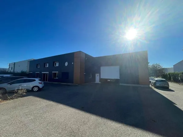 Local d'activité 1069 m²