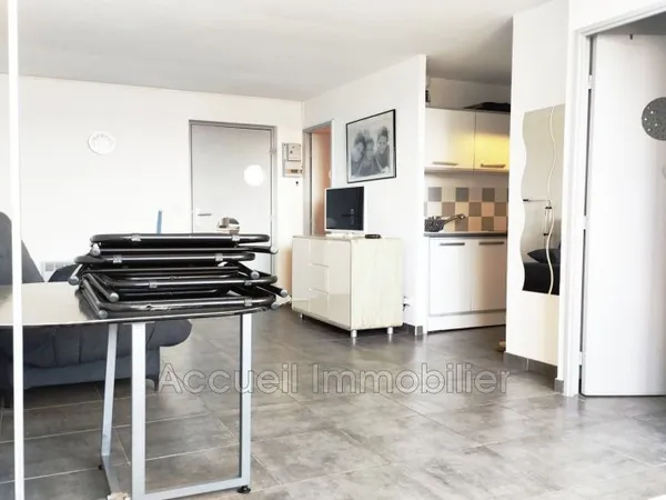P2 au 1er étage en excellent état, vendu meublé, avec loggia r