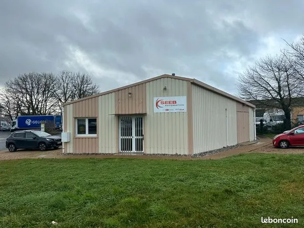 Bureau et espace de travail Location Joué-lès-Tours  144m² 1000€