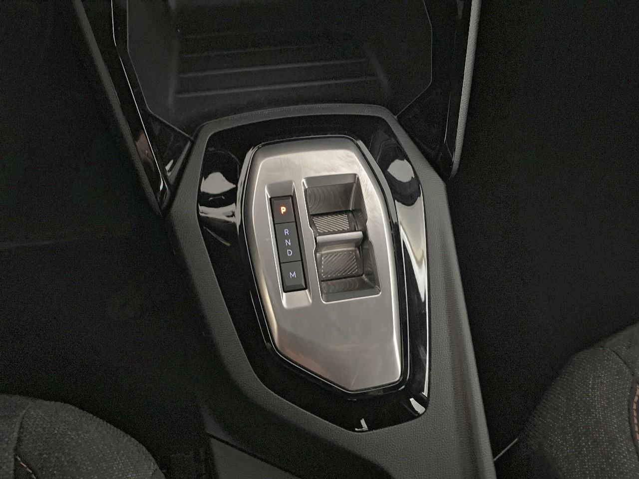 Peugeot 2008 hybrid 145 ch e-dcs6 style — photo 17