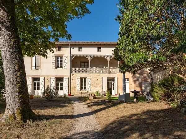 Ancien Internat renové avec studio en coeur de Beaumont de Lomagne