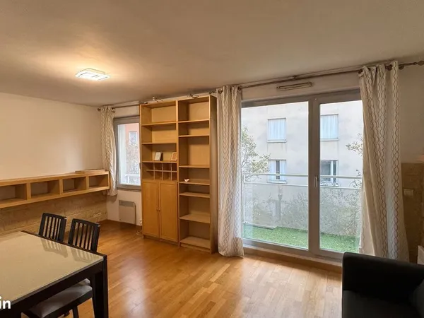 Appartement meublé et balcon centre ville proche transport et école