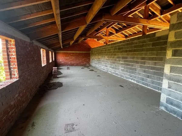 Bâtiment commercial à aménager avec forte visibilité sur axe passant - Bavay