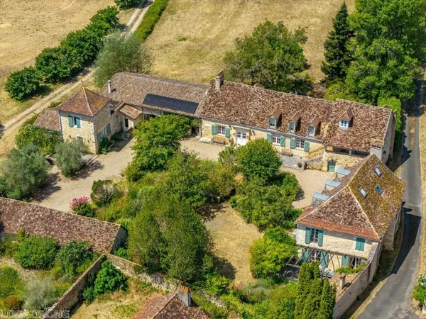 Charmante demeure avec maison d'amis, pigeonnier et piscines