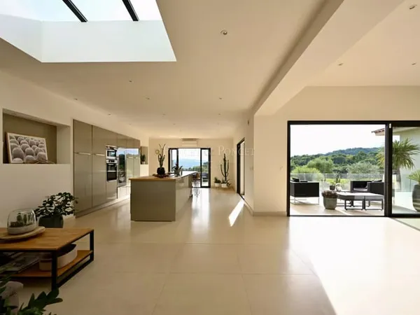 Villa contemporaine de plain pied avec avec vue panoramique sur les vignes et les collines environna