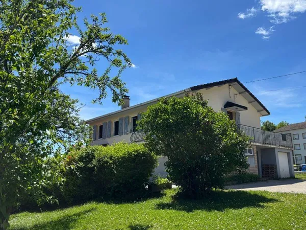Maison individuelle avec grand terrain, 2 garages et chalet