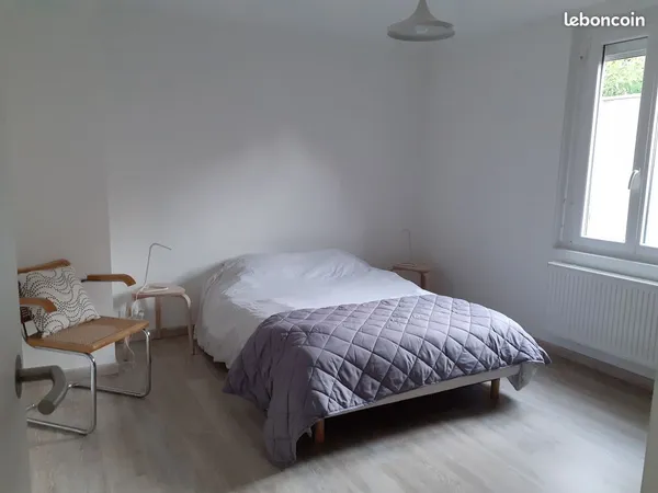 Chambre meublée dans logement en colocation