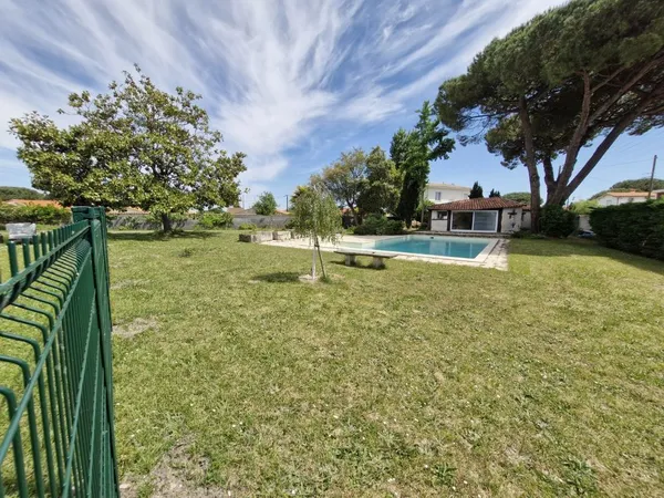 Terrain de 996m² avec piscine au sel de 72 m² et pool house.