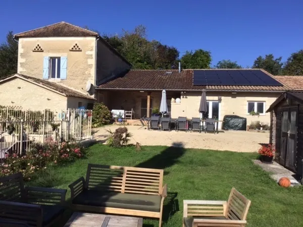 Très jolie maison en pierre située à la campagne.