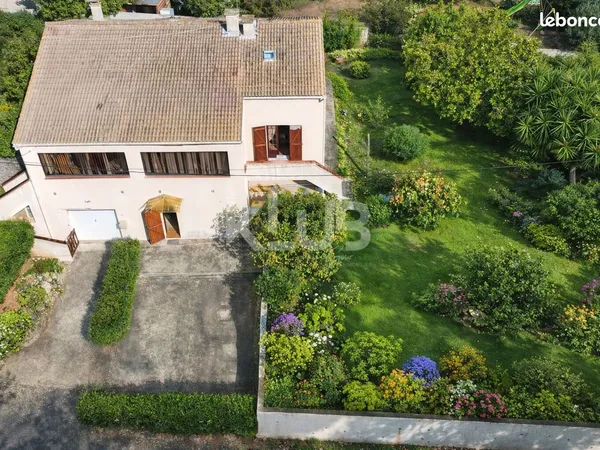 Maison 11 pièces 219 m²