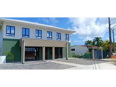 A LOUER , Trois Locaux commerciaux 74, 119 ou 130 m2 à l'entrée du ROBERT
