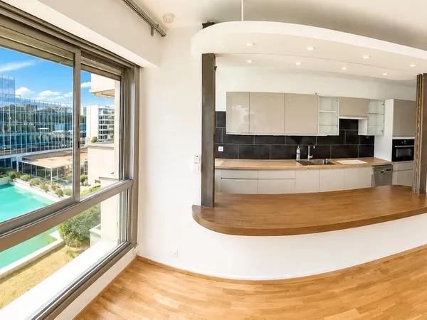 Neuilly-sur-Seine - Île de la Jatte : Magnifique 3 pièces lumineux de 69m² avec vue dégagée, parking