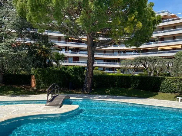 Location à Nice- 2 pièces dans résidence de standing avec piscine