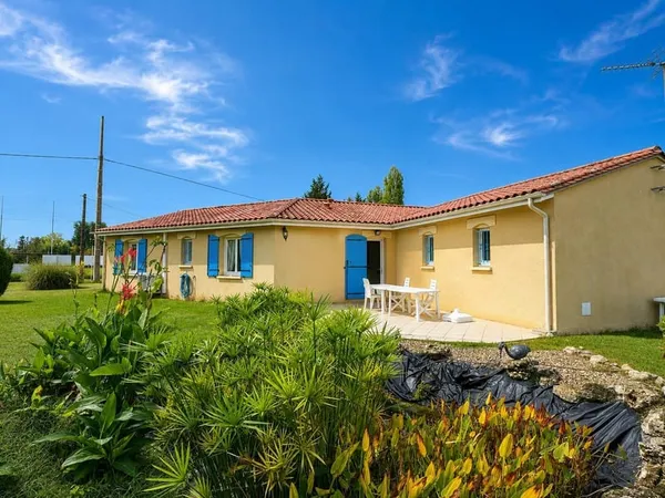 Belle maison contemporaine de plain-pied avec grange et jardin de 2 000 m2.