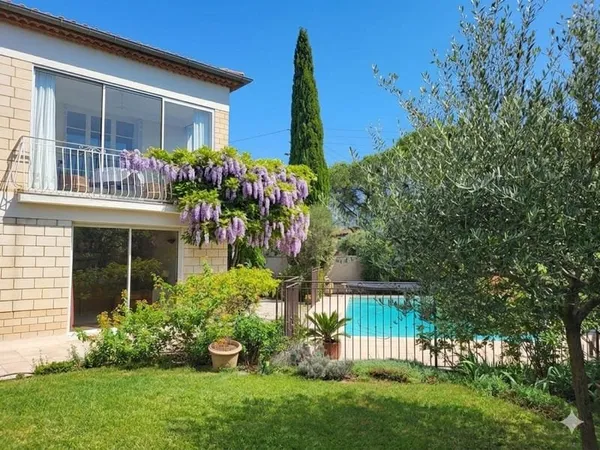 Villa traditionnelle 185 m2 environ 7 pièces avec jardin et