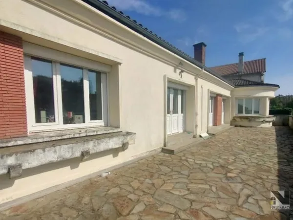 CHÂLUS ? OPPORTUNITÉ RARE : IMMEUBLE AUX MULTIPLES POSSIBILITÉS