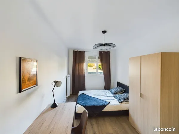 Chambre avec douche en suite, de 12,2m2 disponible dans ce bel appartement de 91m² au 425 Boulevard 