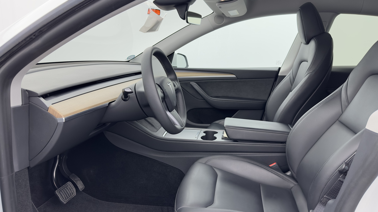 Tesla MODEL Y Standard RWD — photo 10