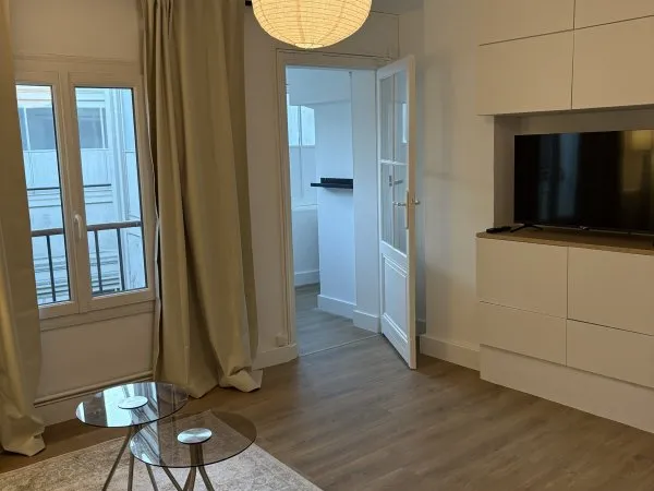Loue studio rénove 4eme étage