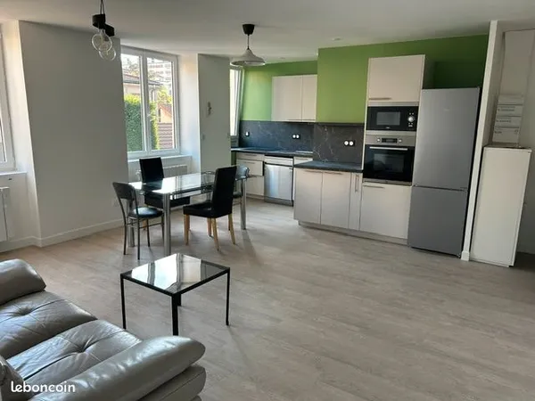 Ttes commodités à proximité, Grand T2 meublé REFAIT A NEUF de 50 m2 sans vis-à-vis au milieu de la v