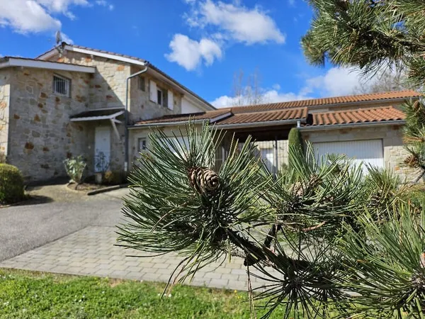 Maison de village T6 avec jardinet 69340 FRANCHEVILLE