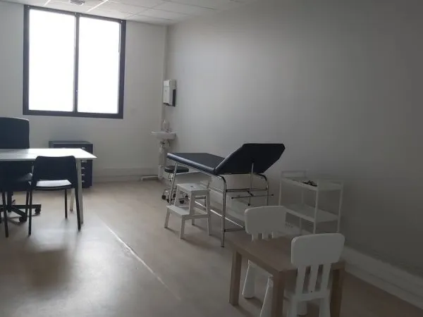 Cabinet médical 30m2 avec salle d'attente dans maison médica