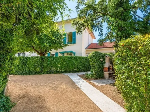 Charmante maison Bourgeoise de 8 pièces de 251 m² avec annexes