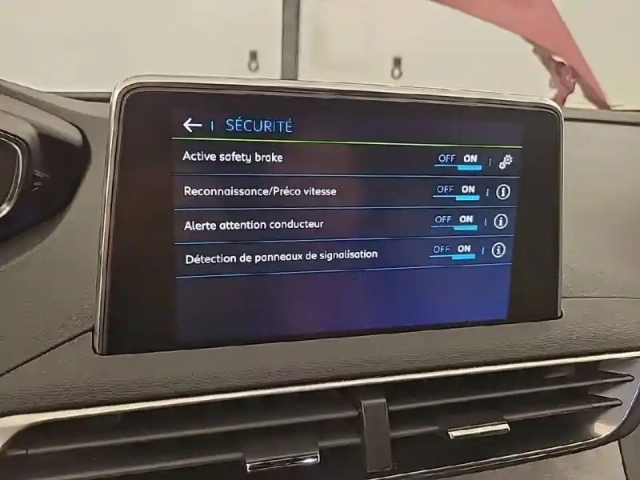 Peugeot 3008 hybrid4 300 e-eat8 — photo 19