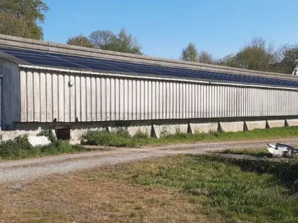 Bâtiment agricole de stockage surélevé, avec quai