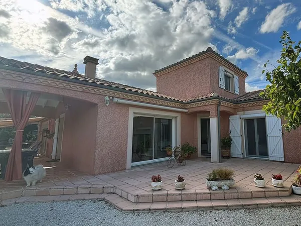 MAISON FAMILIALE AVEC PISCINE ET JARDIN DANS UN ENVIRONNEMENT RESIDENTIEL