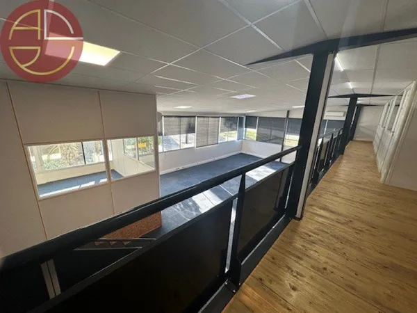 Bureaux 697 m²