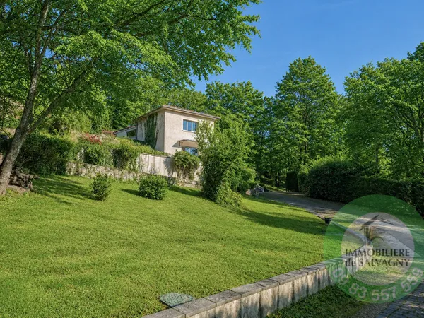 A vendre belle propriété avec vue dégagée et piscine à La To