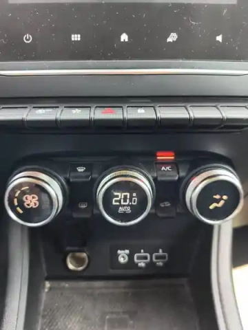 Renault Captur mild hybrid 160 edc — photo 20
