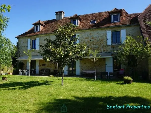 Superbe ensemble immobilier du XIXe siècle situé au coeur de la nature préservée du Périgord vert.
