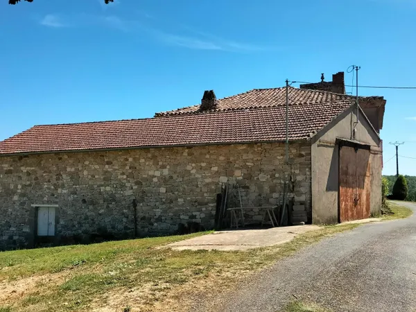 Ancienne ferme à rénover sur les hauteurs